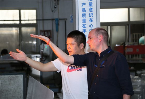 這是客人在2018.8.16日到特碩來現(xiàn)場(chǎng)討論汽車尾燈怎么開模打樣現(xiàn)場(chǎng)