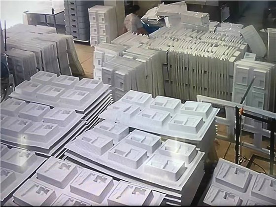 薄片吸塑托盤已經(jīng)堆滿車間一角啦！