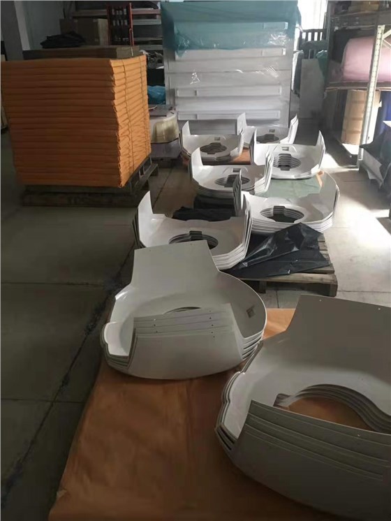 已裁切未噴漆的機器人外殼 已裁切未噴漆的機器人外殼