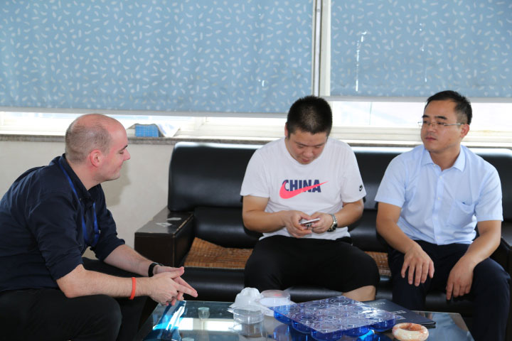 這是客人進(jìn)入車(chē)間交流現(xiàn)場(chǎng)