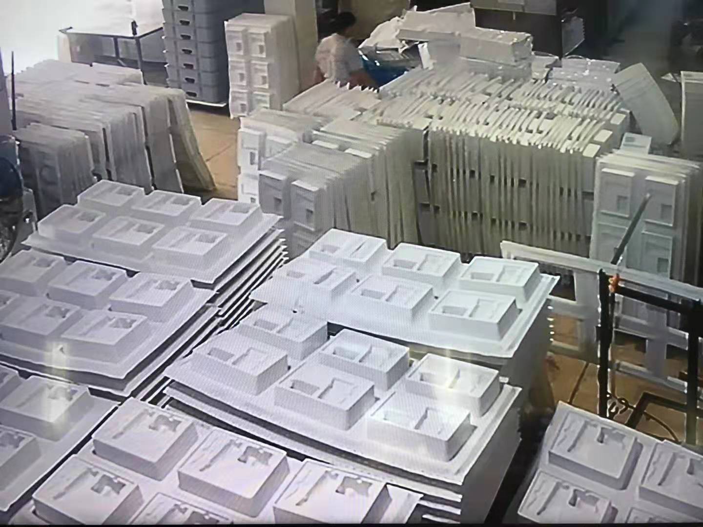 薄片吸塑托盤(pán)已經(jīng)堆滿車(chē)間一角啦！