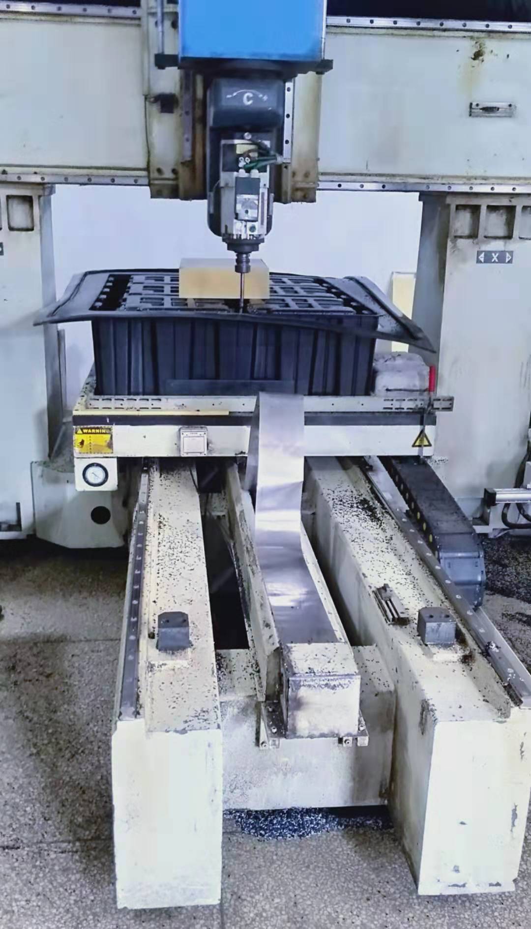 雕刻機(jī)在裁切機(jī)濾托盤(pán)